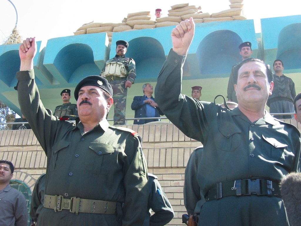 Oficiales del régimen de Saddam, en Bagdad, días antes de la caída del régimen. Foto: Fernando Matey